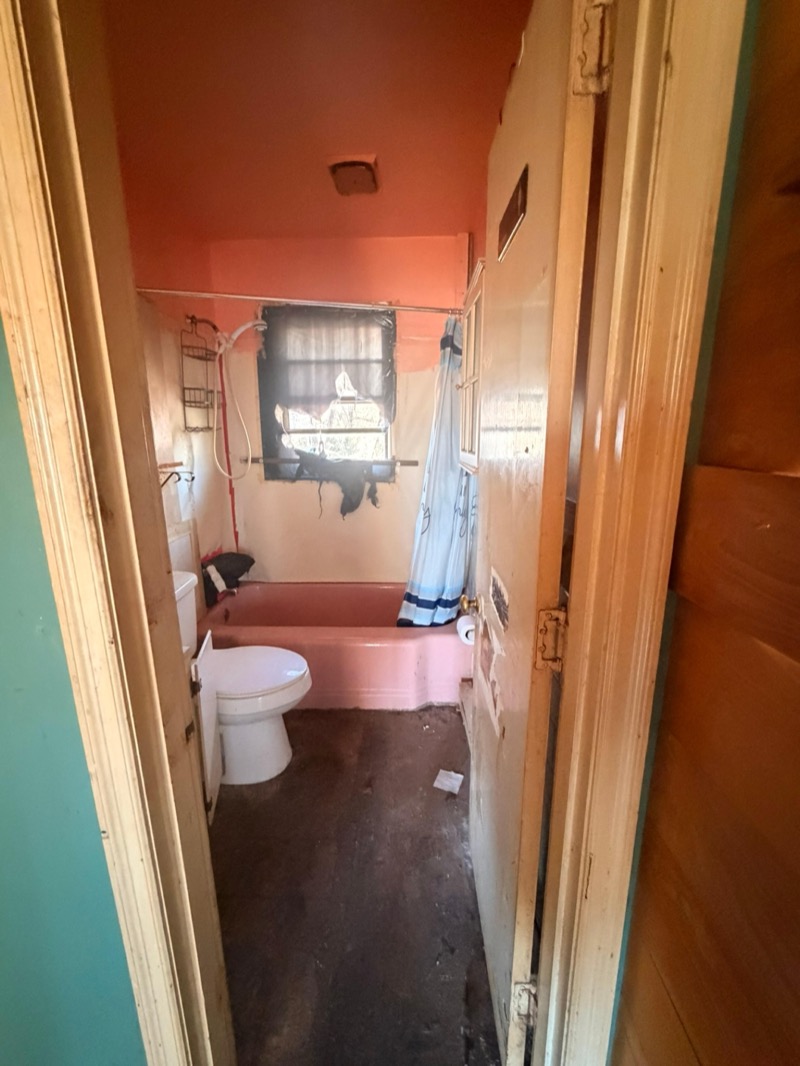 Oakland Ave bathroom