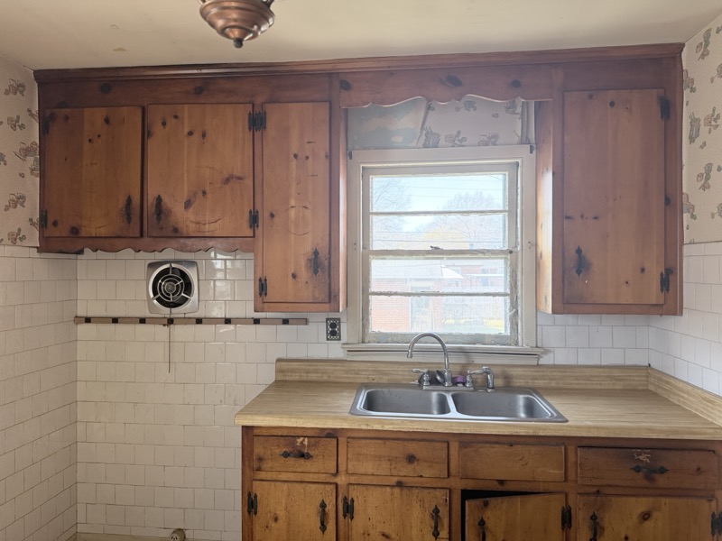 Faye St interior